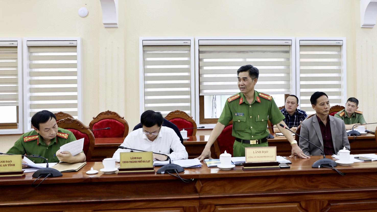 Đại tá Trần Vĩnh Phú – Trưởng Công an thành phố Đà Lạt báo cáo về công tác bảo đảm an ninh, điều phối giao thông, phối hợp với lực lượng Quân đội cho những chương trình hoạt động sẽ diễn ra trên địa bàn là Lễ khai mạc (khu Hoà Bình), chương trình Dalat Music Night Run (quanh hồ Xuân Hương) và những chương trình khác ở khu vực quảng trường, đài phun nước, Bảo tàng Lâm Đồng…