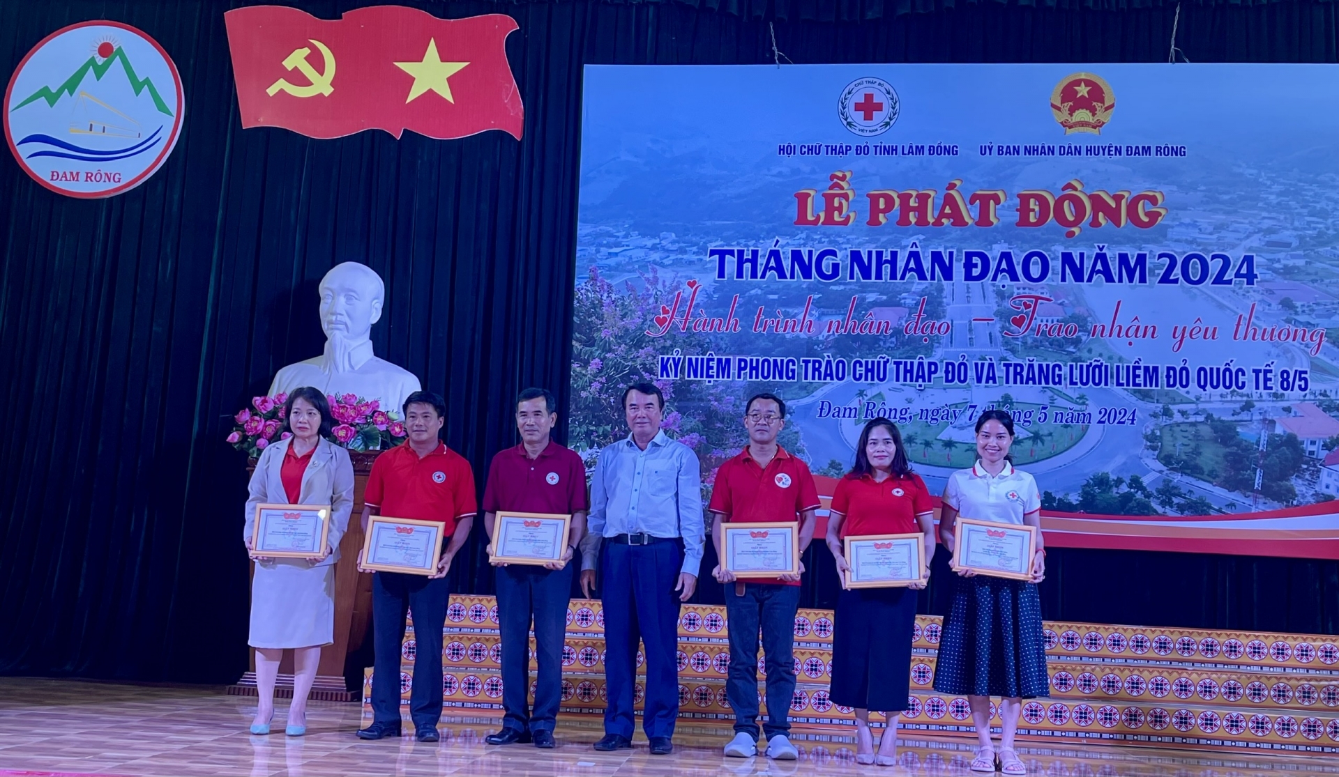 Lãnh đạo tỉnh khen thưởng các tập thể xuất sắc trong thực hiện phong trào Tết Nhân ái Xuân Giáp thìn năm 2024