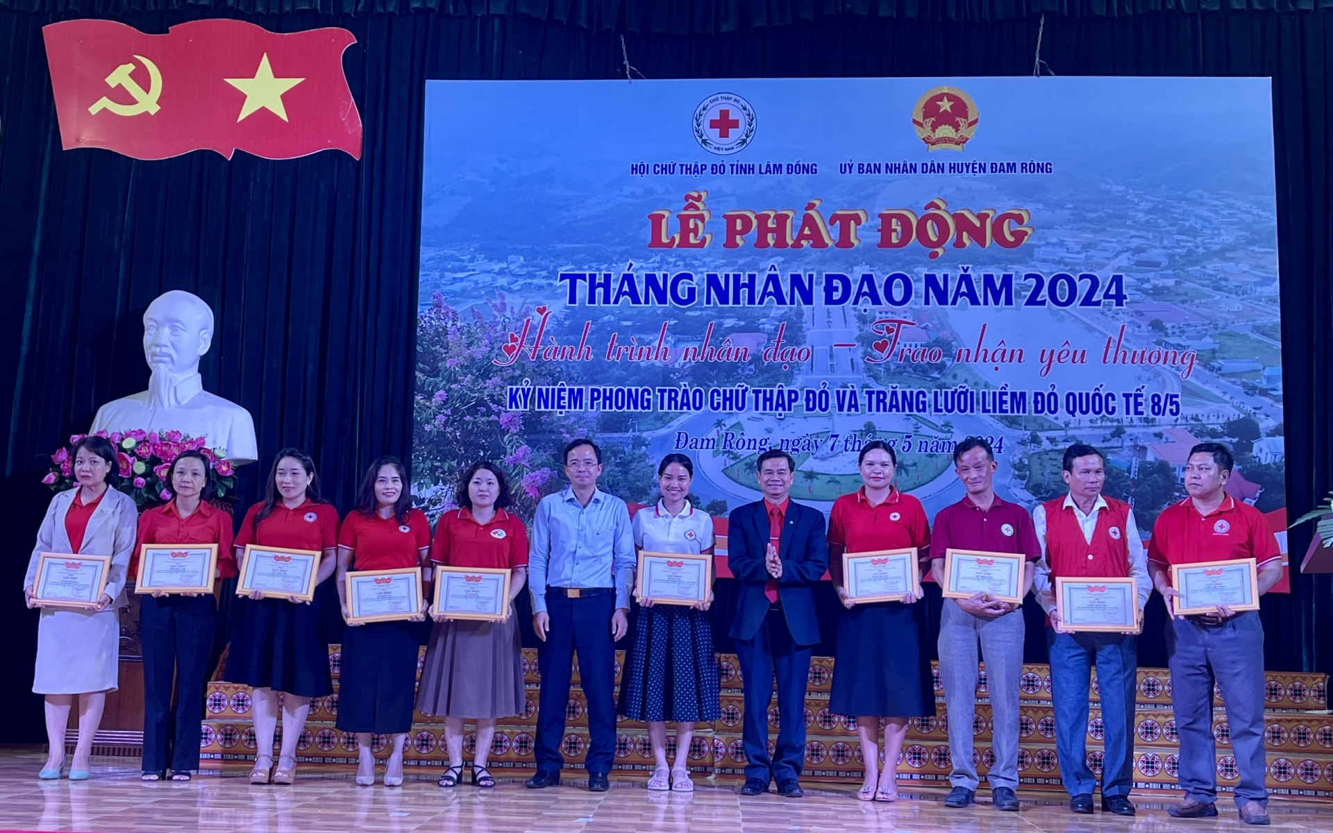 Khen thưởng các cá nhân xuất sắc trong phong trào Tết Nhân ái Xuân Giáp Thìn năm 2024