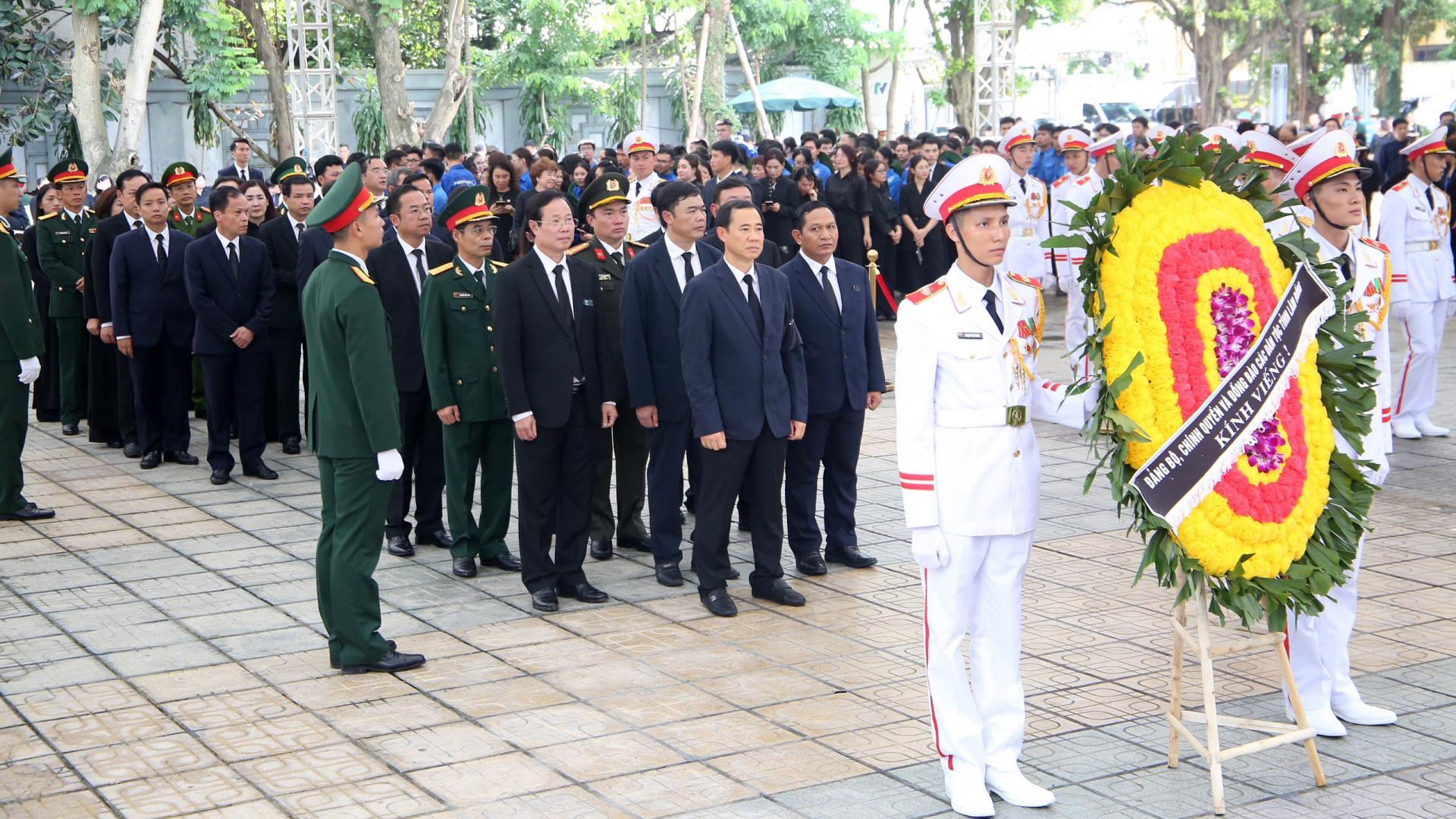 Đoàn đại biểu tỉnh Lâm Đồng do đồng chí Nguyễn Thái Học - Quyền Bí thư Tỉnh ủy làm trưởng đoàn chuẩn bị vào viếng Tổng Bí thư Nguyễn Phú Trọng