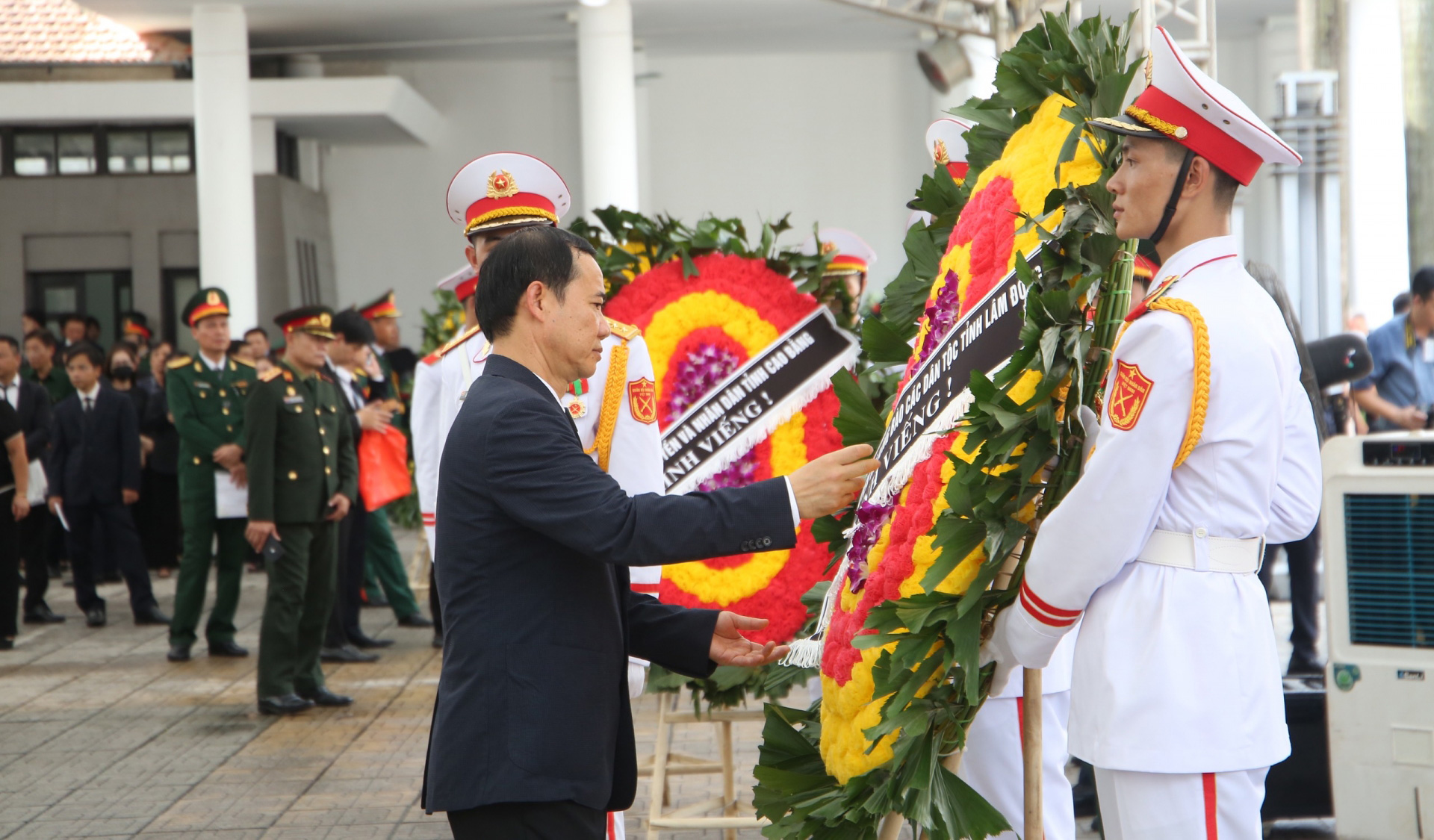 Đồng chí Nguyễn Thái Học - Quyền Bí thư Tỉnh ủy Lâm Đồng chuẩn bị lẵng hoa viếng Tổng Bí thư Nguyễn Phú Trọng