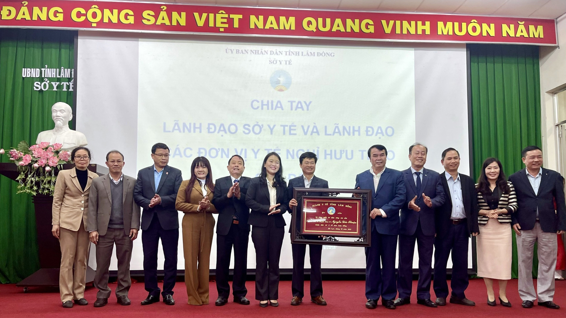 Phó Chủ tịch UBND tỉnh Phạm S và cán bộ, viên chức Sở Y tế Lâm Đồng tri ân những đóng góp to lớn của Thầy thuốc Nhân dân Nguyễn Đức Thuận - Nguyên Giám đốc Sở Y tế Lâm Đồng nghỉ hưu theo chế độ 